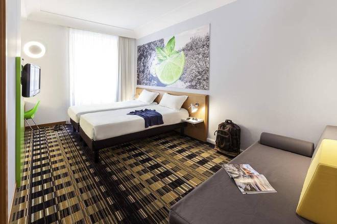 Ibis Styles Napoli Garibaldi, Naples