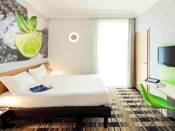 Ibis Styles Napoli Garibaldi, Naples