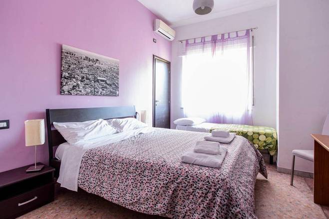 Hostel of the Sun, Naples