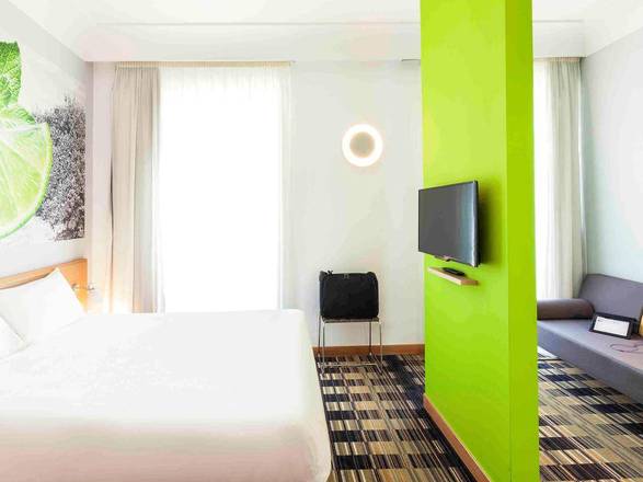 Ibis Styles Napoli Garibaldi, Naples