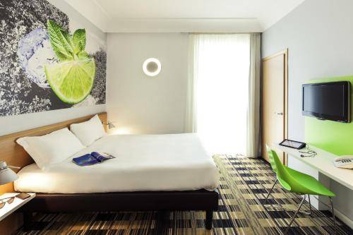 Ibis Styles Napoli Garibaldi, Naples